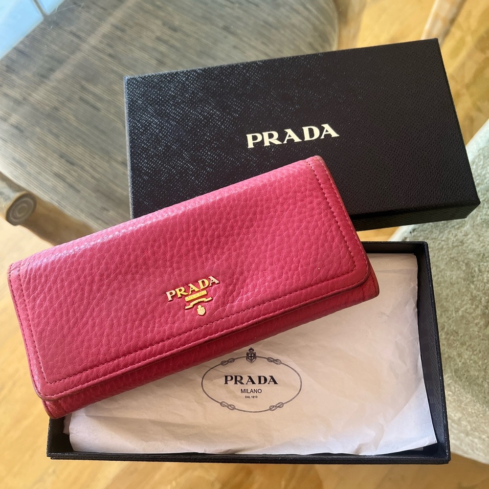 ❤️ SOLD ❤️ Prada Leather Wallet with box